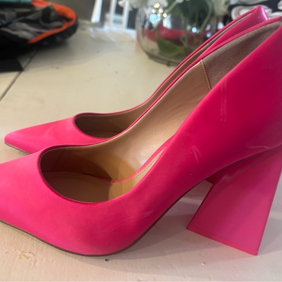 Steve Madden Neon Pink Pointed Block Heel Pump - Picture 2 of 6